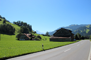 in Ried, Blick talaufwärts, am fernen Horizont v. l. n. r.: Lenkerstrubel, Rezligletscher und Gletscherhorn