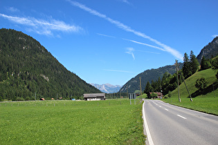 in Ried, Blick talabwärts, am fernen Horizont die Freiburger Voralpen, …