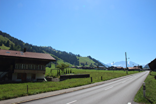 … Blick talaufwärts über Sankt Stephan, am Horizont der Wildstrubel …