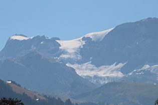 Zoom auf v. l. n. r.: Grossstrubel, Ammertenhorn und Ammertengletscher