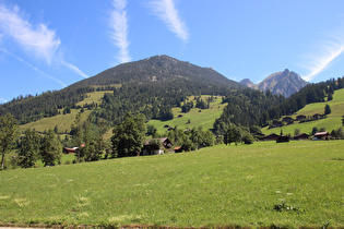 in Sankt Stephan, Blick auf v. l. n. r.: Gandhorn, Chörbelihorn und Mieschflue