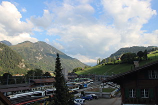 … und Blick über den Bahnhof Zweisimmen ins Obersimmental