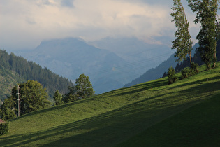 Zoom auf Gletscherhorn, Laufbodenhorn und Weisshorn in Wolken