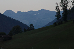 Zoom auf v. l. n. r.: Gletscherhorn, Laufbodenhorn und Weisshorn