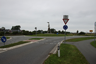 bei Neuharlingersiel; ein Kreisel, Fahrradfahrspaß in keiner Richtung, der extreme Gegensatz zu diesem Kreisel in Hospental