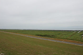 … Blick nach Nordwesten, am Horizont v. l. n. r.: Langeoog und Spiekeroog, …