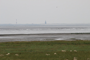 Zoom über das Harlesieler Watt auf Wangerooge mit v. l. n. r.: Leuchtturm und Westturm