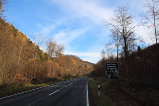 moralinsaure Schilder am Straßenrand