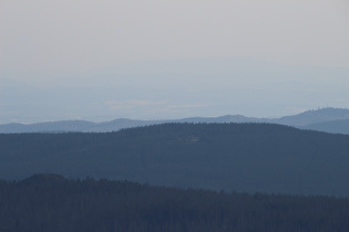 Zoom auf den Hohen Meißner im Dunst