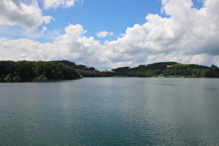 Blick von der Dammkrone über den Hennesee