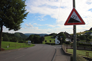 in Halberbracht, oberes Ende der Abfahrt nach Meggen