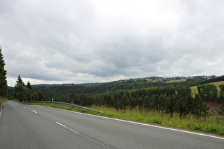 Anstieg nach Neuastenberg, Blick nach Südwesten auf Langewiese …