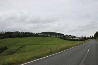 … und Blick nach Nordwesten auf Neuastenberg