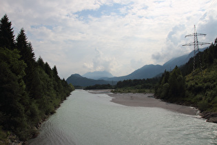 der Lech bei Weißenbach am Lech, Blick flussabwärts …