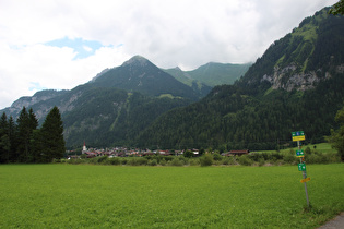 Blick über Elmen auf den Elmer Muttekopf