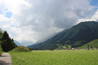 Blick talaufwärts auf Holzgau – und einen ersten Regenschauer