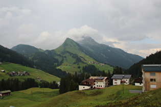 Warth, Blick auf Gehren und Lechleiten, darüber v. l. n. r.: Hundskopf und Biberkopf (in Wolken)