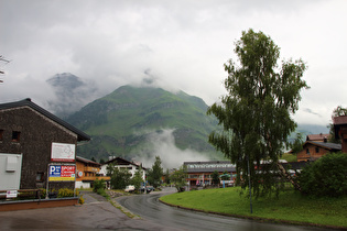 Warth, Blick auf v. l. n. r.: Höllenspitze (in Wolken) und Mittagsspitze (in Wolken)