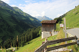 Lechtal bei Warth, Blick talaufwärts, im Hintergrund das Omeshorn