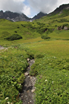der Zürsbach unterhalb des Flexenpasses, Blick flussaufwärts …