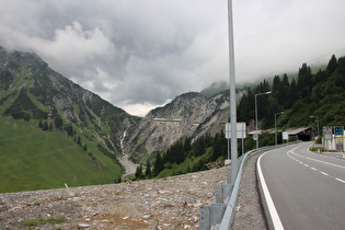 Blick zurück auf den Flexenbach und die Südrampe des Flexenpasses