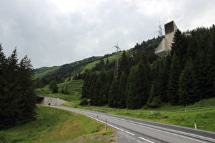 Arlbergpass, Ostrampe, Blick bergauf, rechts der "Lüftungsschacht Maienwasen" des Arlberg Straßentunnels