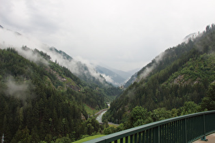 Blick von der Arlberg Ersatzstraße auf die Paznauntal Straße, die Sanna und das Schloss Wiesberg