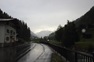 Blick talaufwärts von einem Bushäuschen bei See auf Berge der Verwallgruppe …