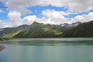 Blick über den Silvretta-Stausee auf den Oststaudamm, im Hintergrund v. l. n. r.: die Getschnerspitzen mit dem Hennebergferner und die Madlenerspitze mit dem Madlenerferner