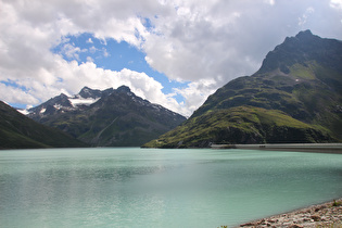 Blick über den Silvretta-Stausee auf die Weststaumauer und v. l. n. r.: das Klostertaler Egghorn und die Kleine Lobspitze