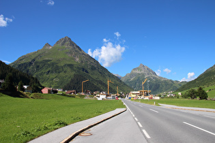 … und Blick über Galtür auf v. l. n. r.: Hochnörderer, Gorfenspitze und Ballunspitze