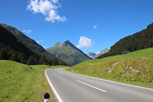 … und Blick talaufwärts, im Hintergrund v. l. n. r.: Hochnörderer, Gorfenspitze, Vallüla und Ballunspitze