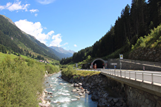 doppelte Straßenführung (Tunnel &Umfahrung) gibts hier mehrmals, …