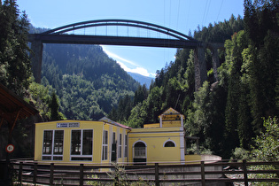 Wasserkraftwerk Wiesberg und Trisannabrücke am unteren Ende des Paznauntals, Blick ins Paznauntal