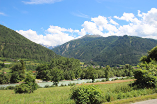 Blick vom Inntalradweg über Prutz ins Kaunertal