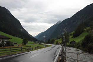 … und Blick talaufwärts, ganz im Hintergrund die Weißseespitze