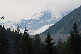 Zoom auf den Staudamm und die Weißseespitze in Wolken