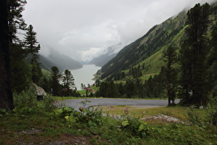 Blick von der Schotterpiste zum Gepatschhaus auf den Gepatsch-Stausee