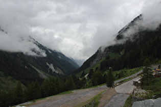 Blick von der Staumauer des Gepatschstausees talabwärts