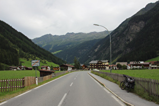 Etappenstart in Feichten, Blick talabwärts auf Unterhäuser …