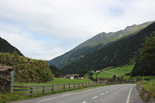 Blick über Platz auf Nufels