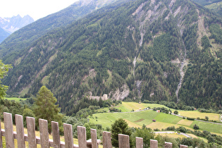 Blick auf Burg Berneck über dem Kaunertal