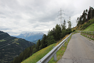 … Blick bergauf, im Hintergrund Berge der Samnaungruppe