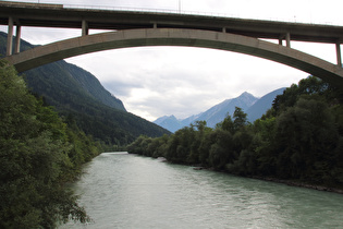 Blick von der Brücke zwischen Imst und dem Bahnhof Imst-Pitztal auf die Brücke der "Pitztal Landesstraße" L16 über den Inn …