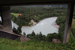 Blick auf den Inn und eine Straße, die letal direkt dorthin führt …