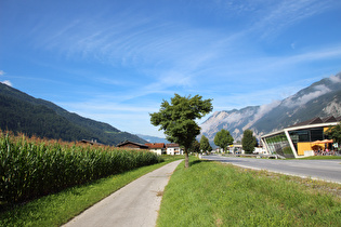 kurz nach Etappenstart im Oberinntal, Blick zurück über Silz talaufwärts, …