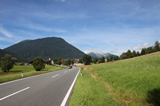 Blick über Barwies auf das Mieminger Gebirge