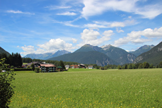 Blick über Holzleiten auf die Lechtaler Alpen …