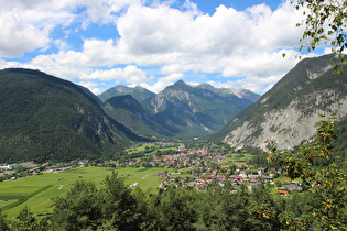 … und Blick talaufwärts auf Nassereith, dahinter v. l. n. r.: Gampelspitze und Loreakopf