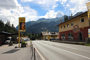 … und Blick nach Süden in den Ort Fernpass